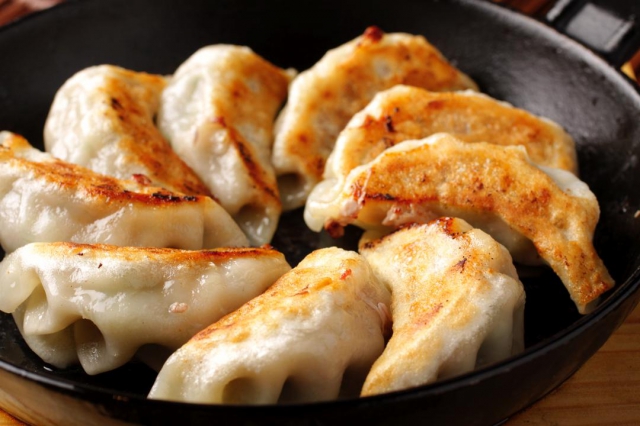 福岡】鉄板餃子　630円