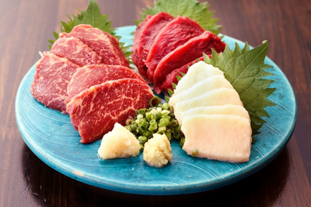 【熊本】馬刺し三点盛り合せ　2,300円